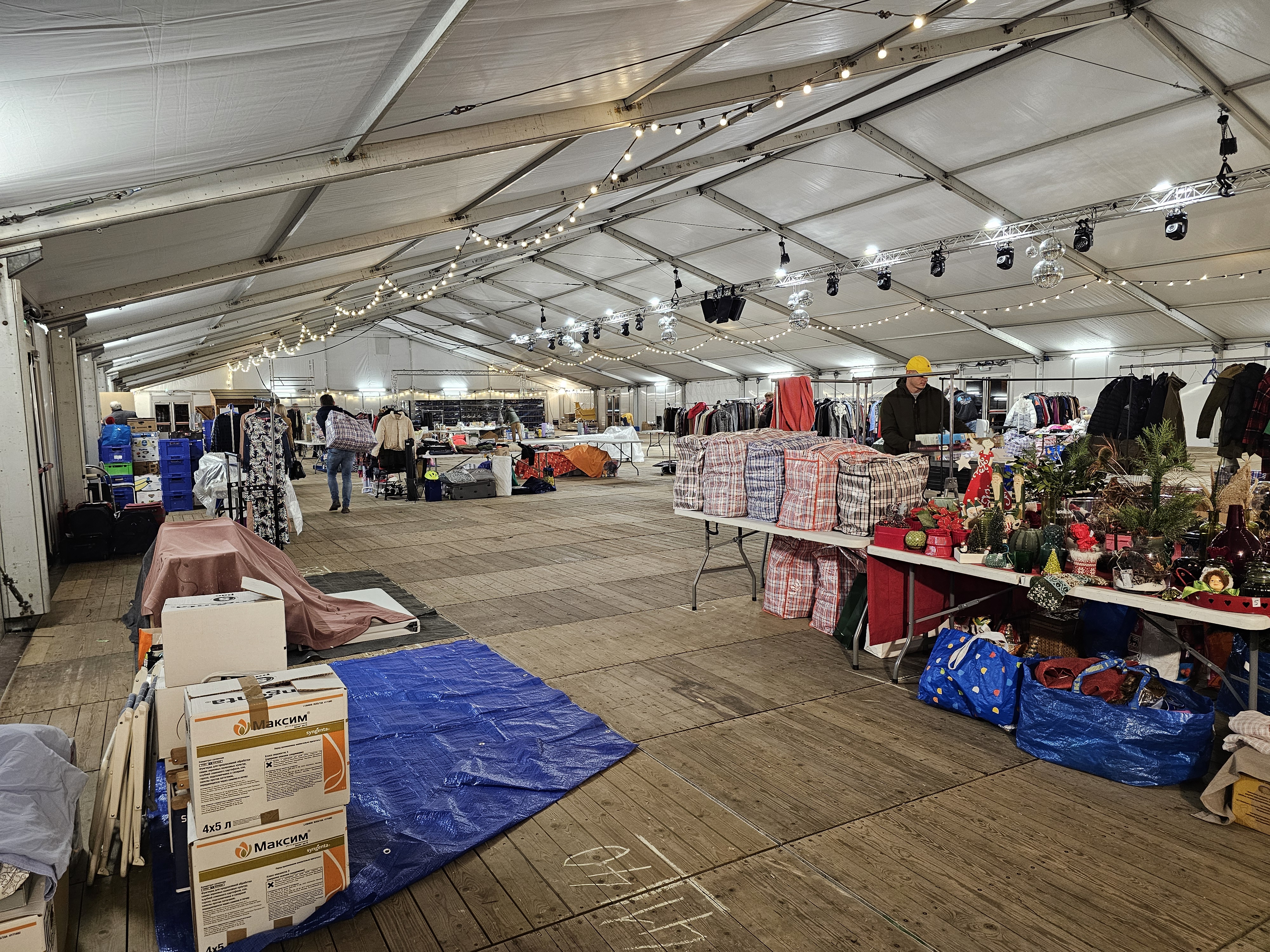 Standplaatsen in de tent van de Winterrommelmarkt in Halle