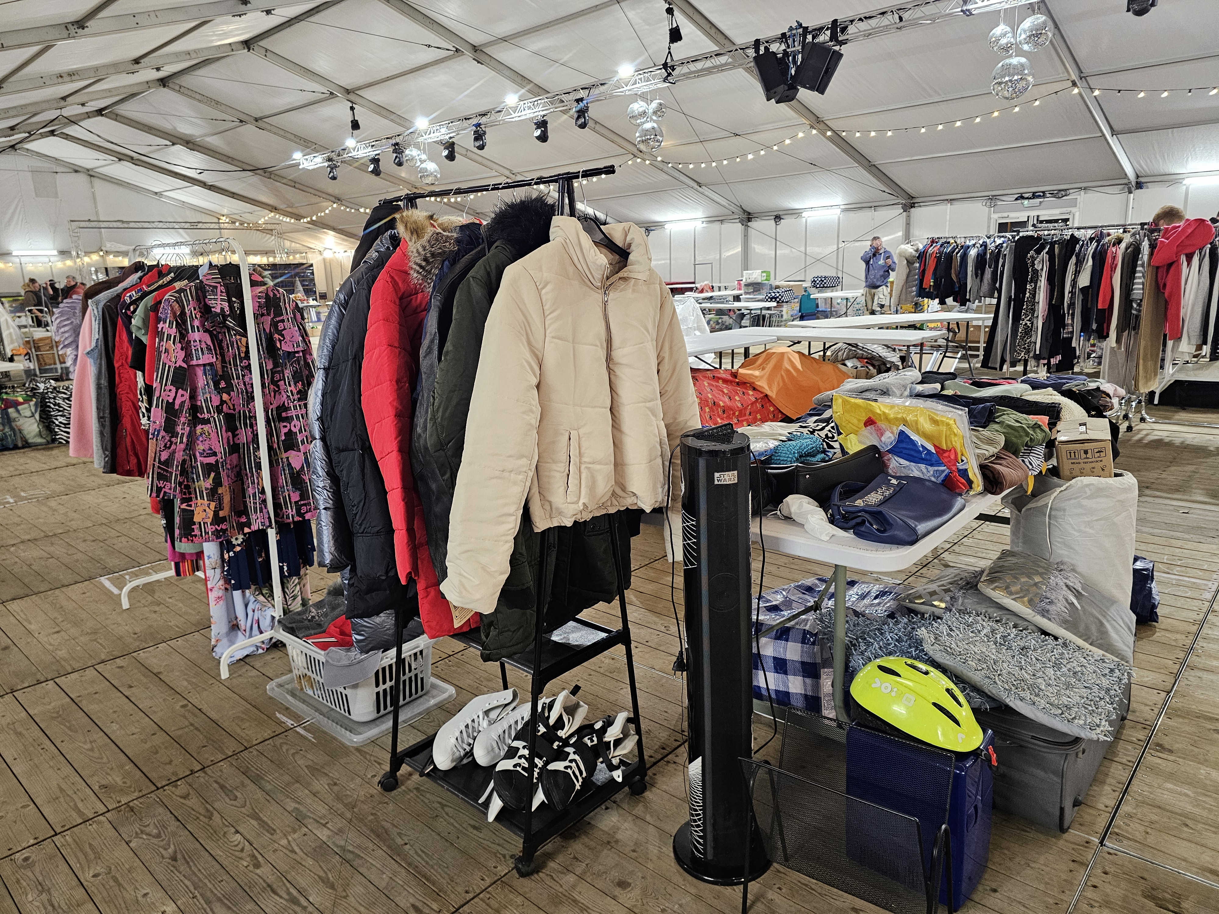 Tweedehands kleding op de Winterrommelmarkt
